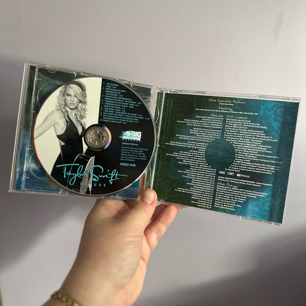 Taylor Swift Deluxe CD + DVD - Picture 4 of 8